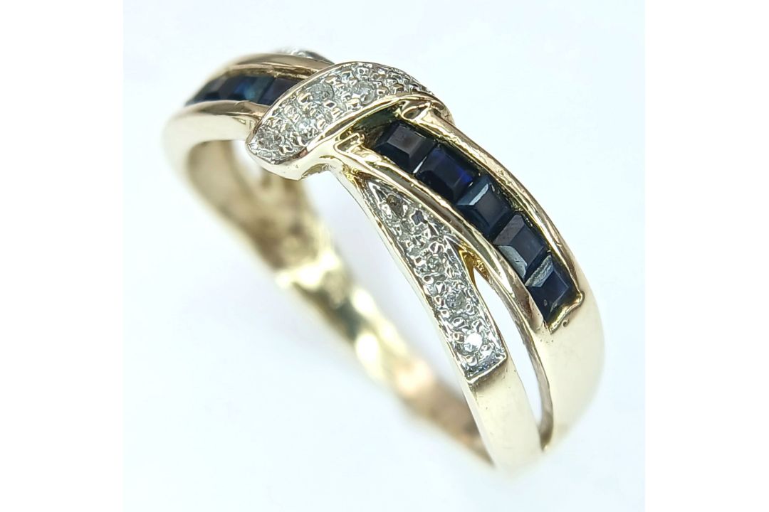 A 9K YELLOW GOLD, DIAMOND AND SAPPHIRE SET, TWIST DESIGN RING. 2.9G. SPSA 7005 - Bild 1 aus 5