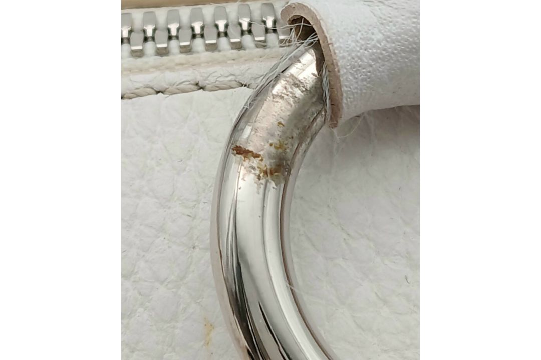 A Burberry White Leather Barrel Handbag. White grained leather exterior with silver-tone hardware, - Bild 3 aus 14