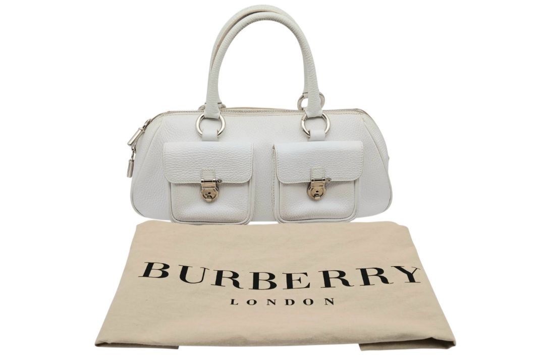 A Burberry White Leather Barrel Handbag. White grained leather exterior with silver-tone hardware, - Bild 2 aus 14