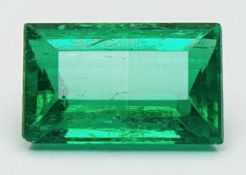 A RECTANGULAR, STEP CUT, COLOMBIAN EMERALD, GEMSTONE. 6.76 X 4.21 X 3.07MM, 0.71CTW. COMES WITH A
