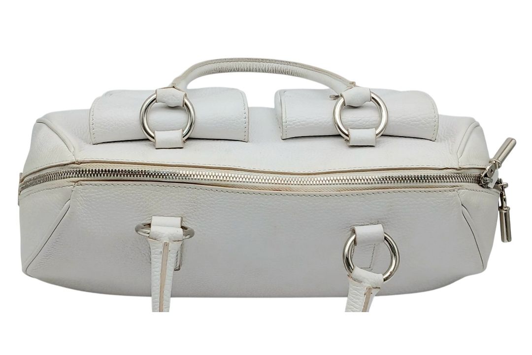 A Burberry White Leather Barrel Handbag. White grained leather exterior with silver-tone hardware, - Bild 7 aus 14