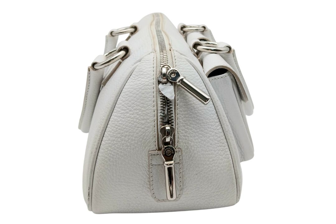 A Burberry White Leather Barrel Handbag. White grained leather exterior with silver-tone hardware, - Bild 6 aus 14