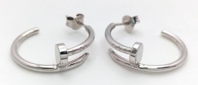 A pair of 9k white gold screw style hoop earrings, 5.5g total weight, 2.5cm diameter