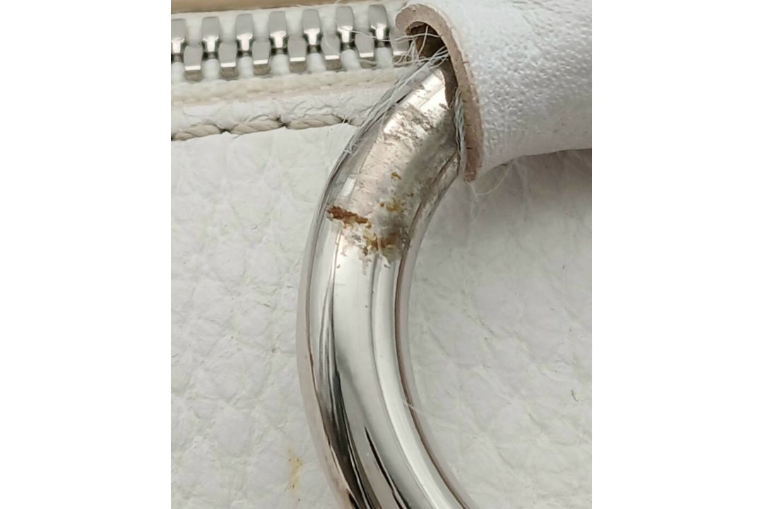 A Burberry White Leather Barrel Handbag. White grained leather exterior with silver-tone hardware, - Bild 3 aus 14