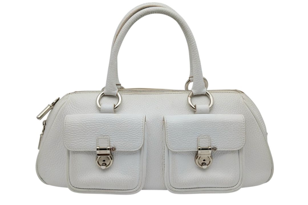 A Burberry White Leather Barrel Handbag. White grained leather exterior with silver-tone hardware, - Bild 1 aus 14