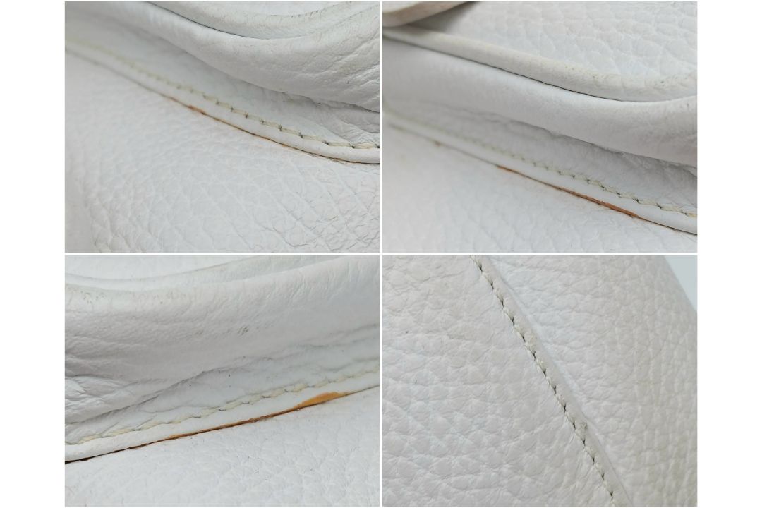 A Burberry White Leather Barrel Handbag. White grained leather exterior with silver-tone hardware, - Bild 13 aus 14