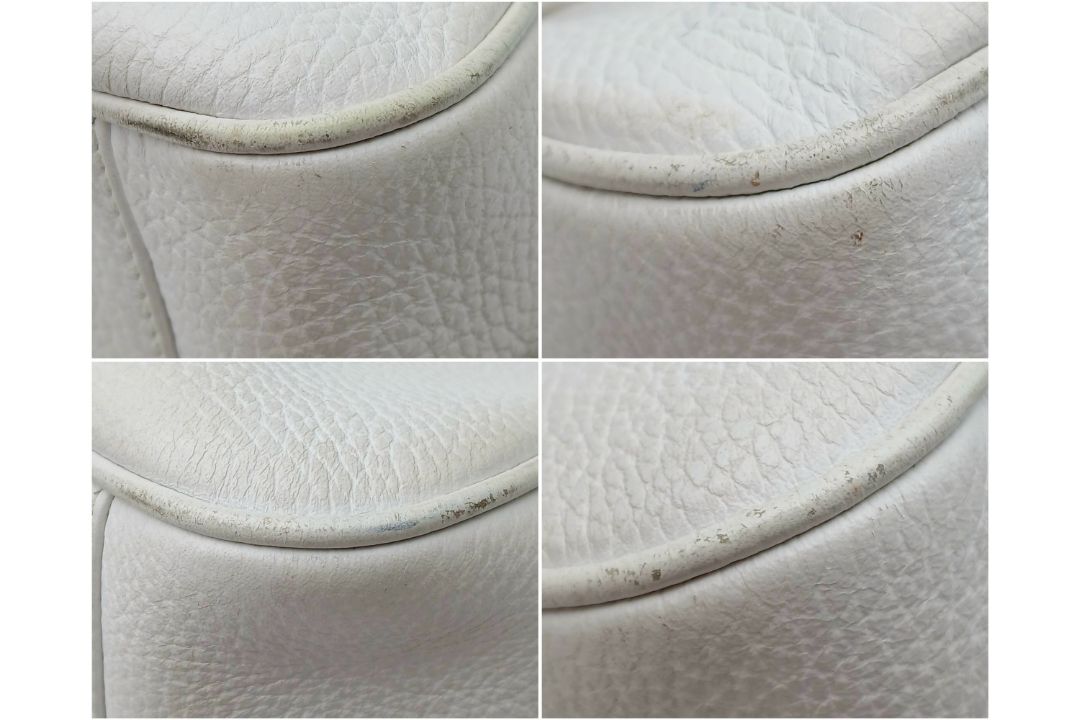 A Burberry White Leather Barrel Handbag. White grained leather exterior with silver-tone hardware, - Bild 12 aus 14