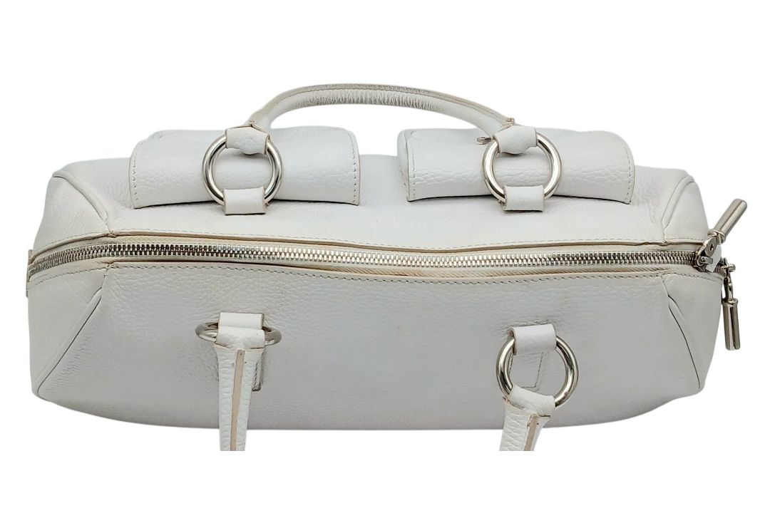 A Burberry White Leather Barrel Handbag. White grained leather exterior with silver-tone hardware, - Bild 7 aus 14