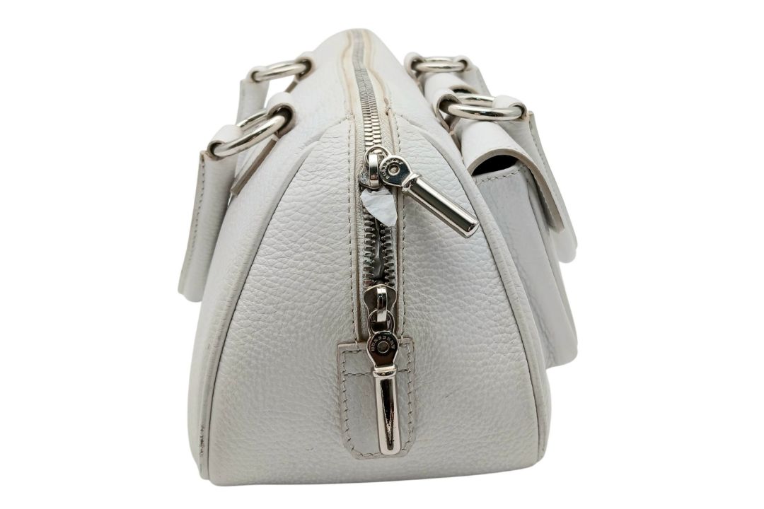 A Burberry White Leather Barrel Handbag. White grained leather exterior with silver-tone hardware, - Bild 6 aus 14