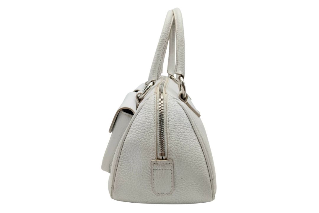 A Burberry White Leather Barrel Handbag. White grained leather exterior with silver-tone hardware, - Bild 5 aus 14