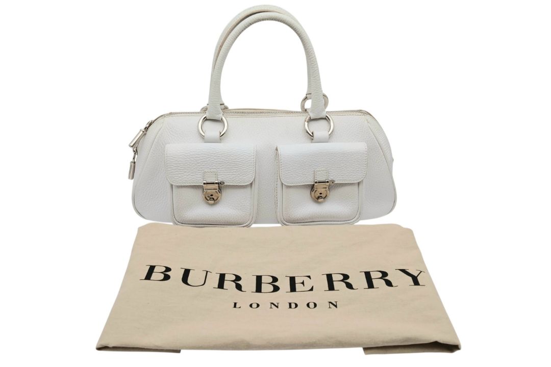 A Burberry White Leather Barrel Handbag. White grained leather exterior with silver-tone hardware, - Bild 2 aus 14