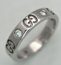 A Gucci Designer 18K White Gold and Diamond Band Ring. Alternating deep set diamonds and double G