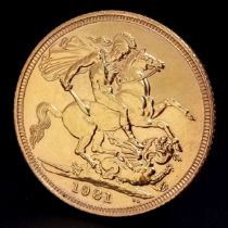 A 1981 Queen Elizabeth II Full Sovereign coin. EF condition with excellent definition. 22K gold.