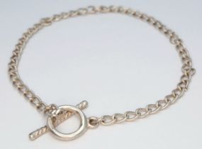 A Classic 925 Sterling Silver Chain Link Bracelet - 18cm length. The bracelet has a chain link