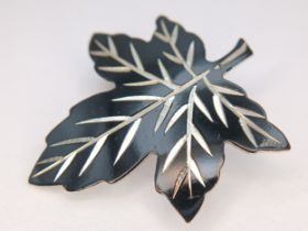 A Pretty Silver Maple Leaf Brooch - 2cm x 3cm. The brooch is formed as a stylised maple leaf with