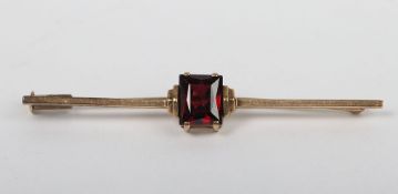 A 9ct garnet tie pin, 3.14g