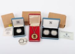 A Silver Proof Two Coin Set of 1989 Two Pounds, with a 1987 silver proof One Pound, and an