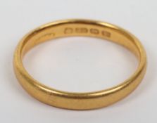 A 22ct gold band, 2.92g, size K