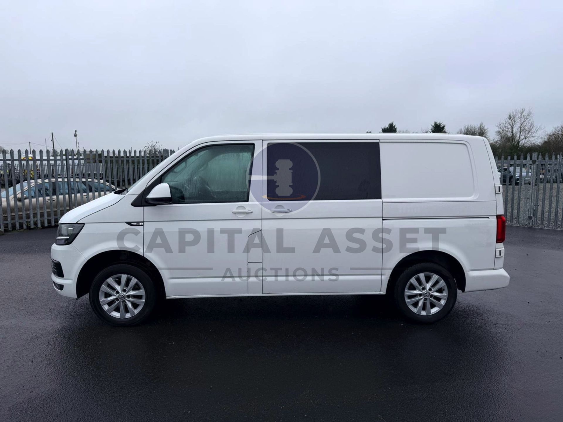 "ON SALE" VOLKSWAGEN TRANSPORTER *HIGHLINE EDITION* 6 SEATER DUALINER / CREW VAN (2017 - EURO 6) - Image 2 of 24