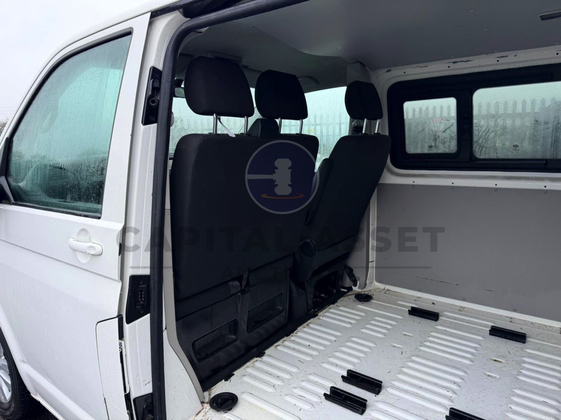 "ON SALE" VOLKSWAGEN TRANSPORTER *HIGHLINE EDITION* 6 SEATER DUALINER / CREW VAN (2017 - EURO 6) - Image 16 of 24