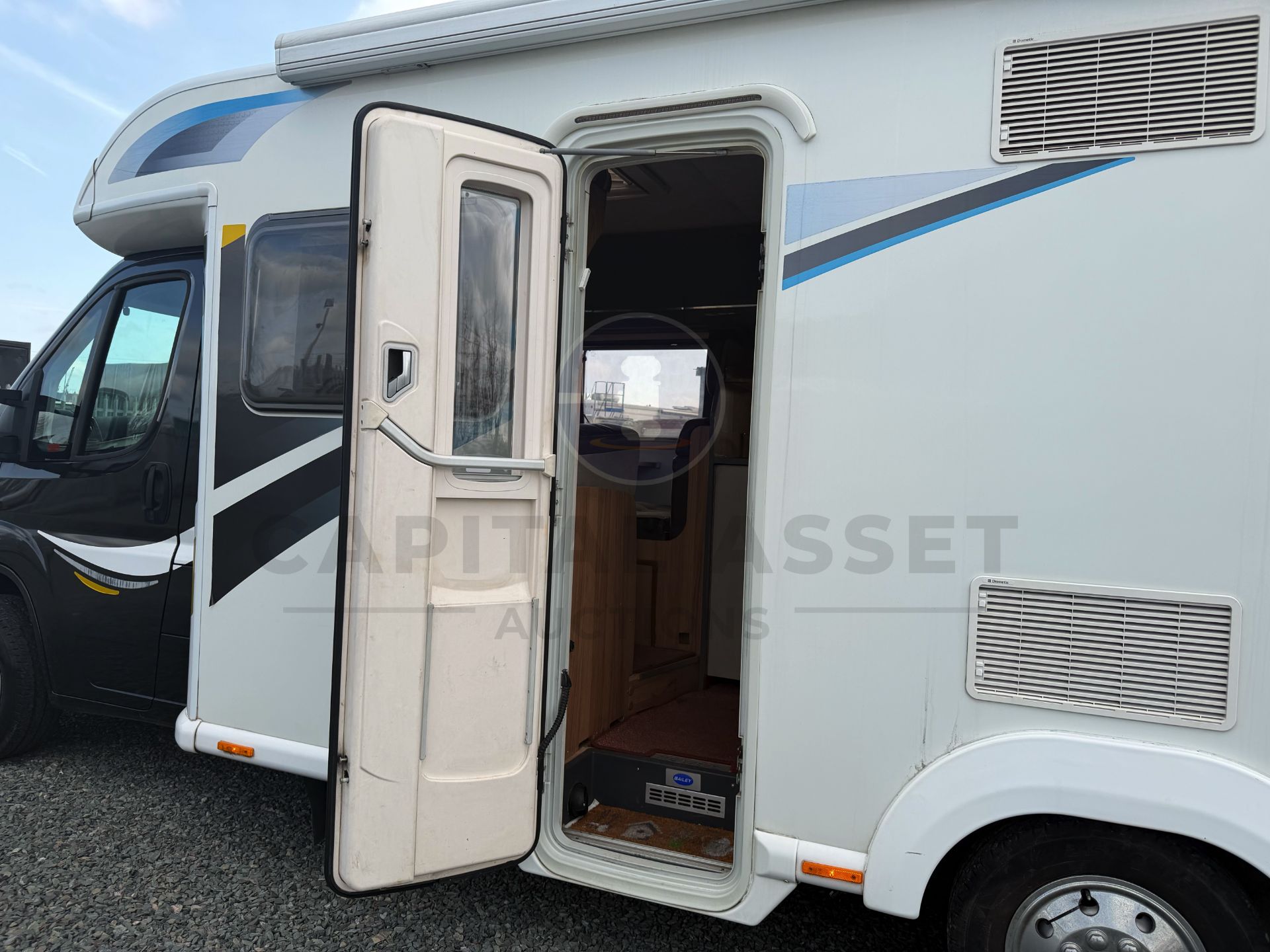 PEUGEOT BOXER *BAILEY APPROACH - AUTOGRAPH 745* LUXURY MOTORHOME (2016 MODEL) *ONLY 28,000 MILES* - Image 17 of 48