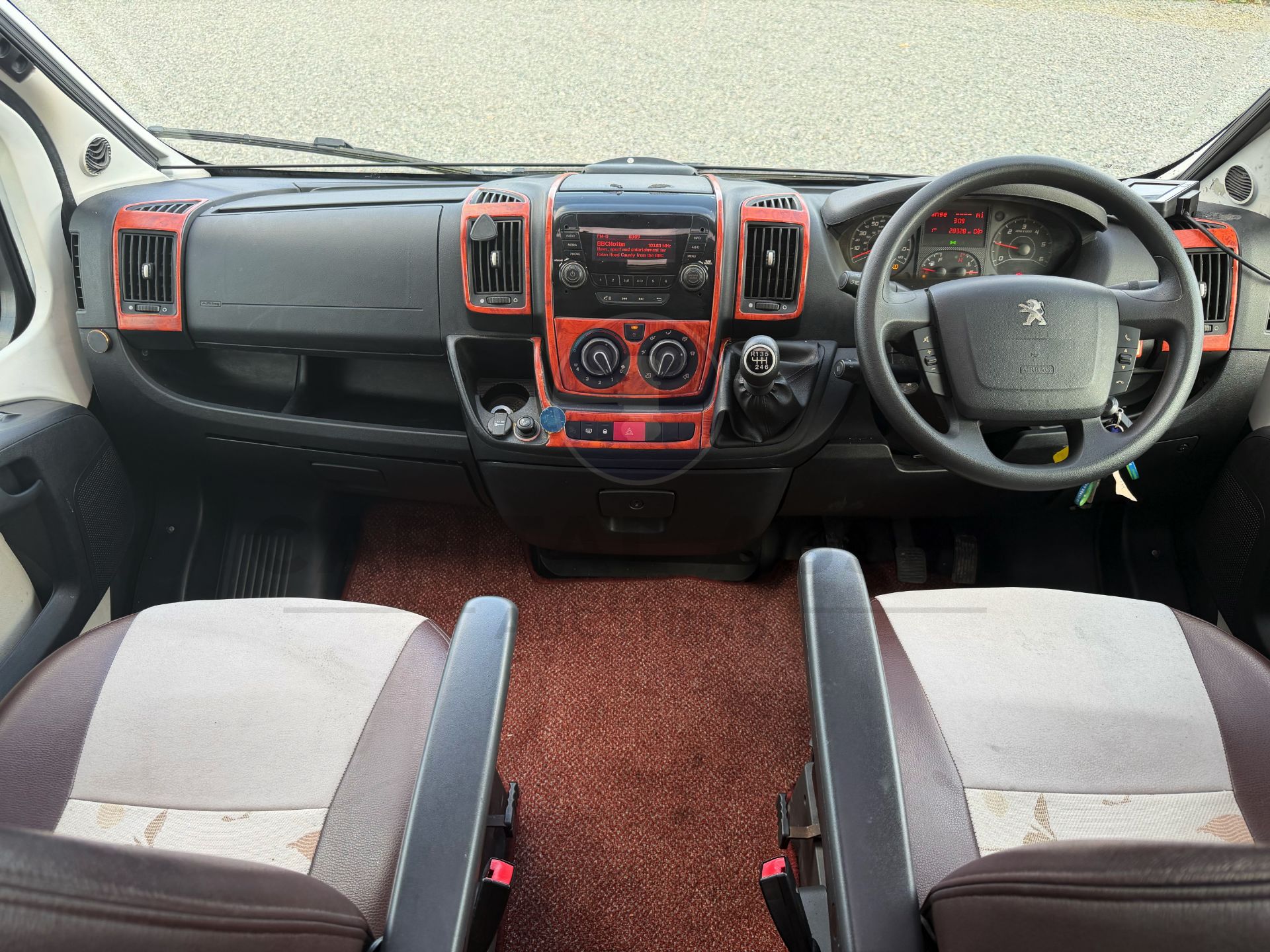 PEUGEOT BOXER *BAILEY APPROACH - AUTOGRAPH 745* LUXURY MOTORHOME (2016 MODEL) *ONLY 28,000 MILES* - Image 27 of 48