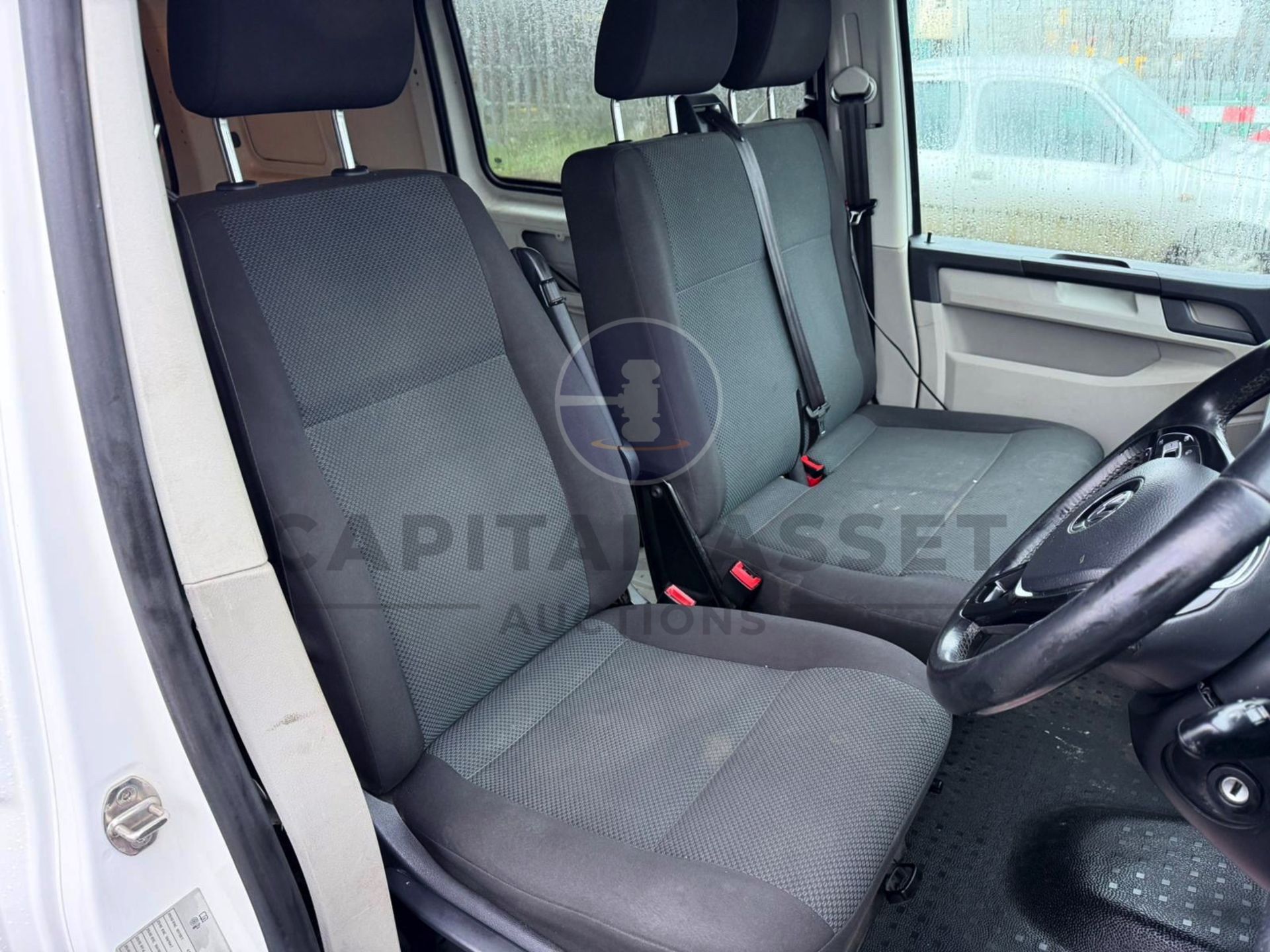 "ON SALE" VOLKSWAGEN TRANSPORTER *HIGHLINE EDITION* 6 SEATER DUALINER / CREW VAN (2017 - EURO 6) - Image 18 of 24