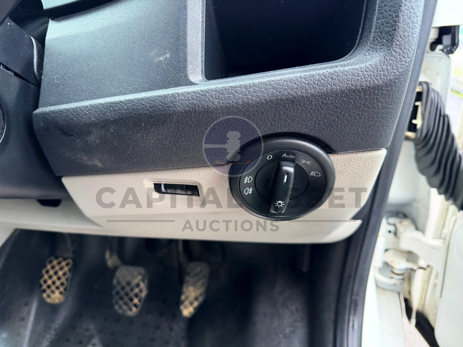 "ON SALE" VOLKSWAGEN TRANSPORTER *HIGHLINE EDITION* 6 SEATER DUALINER / CREW VAN (2017 - EURO 6) - Image 20 of 24