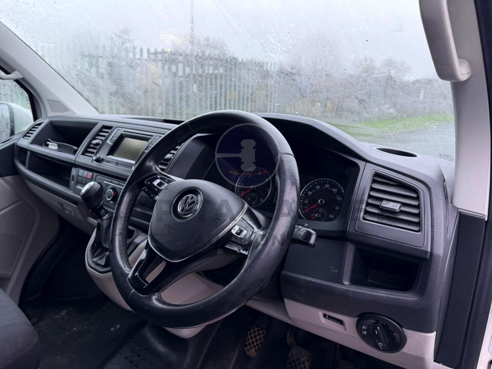 "ON SALE" VOLKSWAGEN TRANSPORTER *HIGHLINE EDITION* 6 SEATER DUALINER / CREW VAN (2017 - EURO 6) - Image 14 of 24