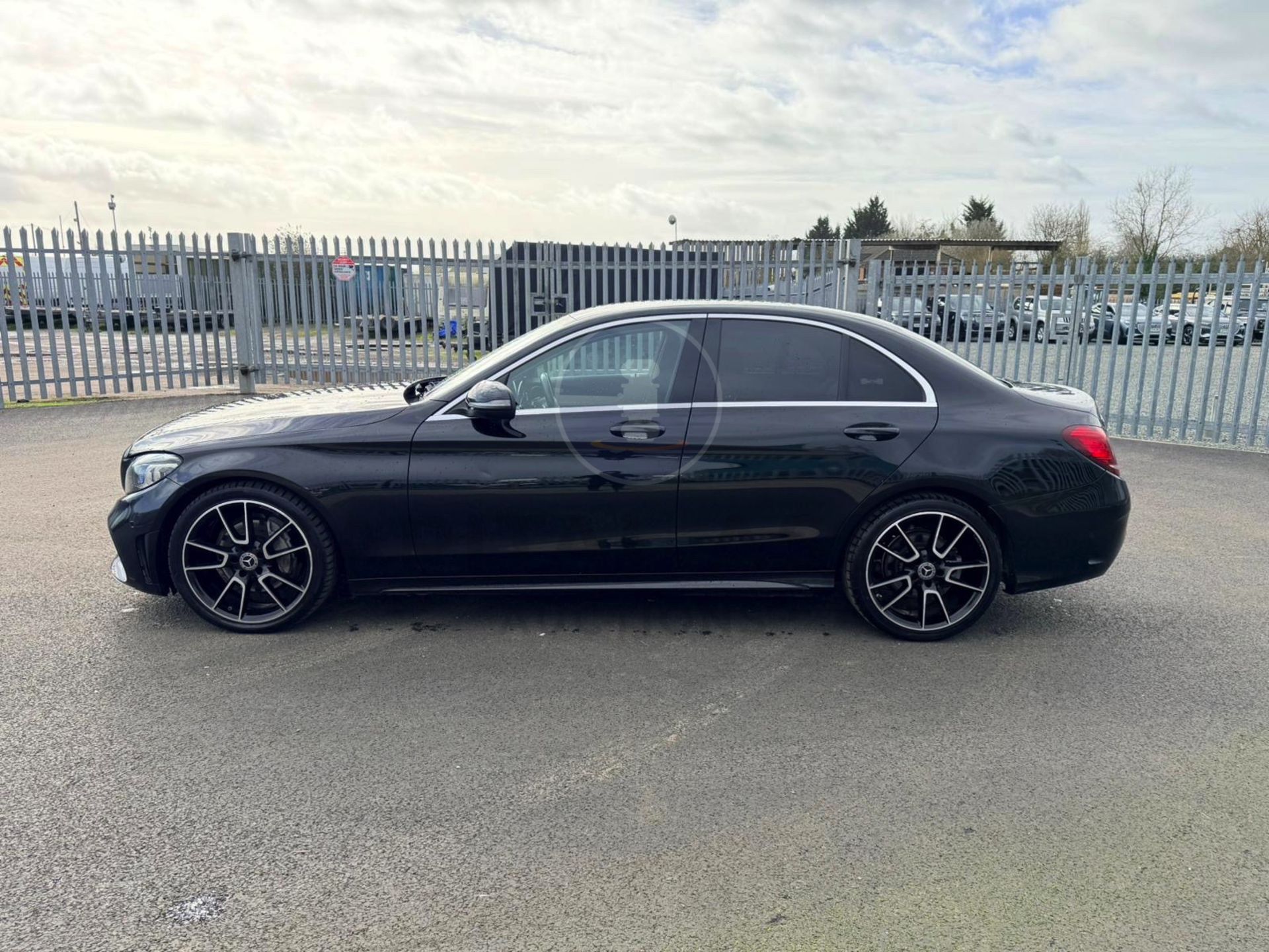 MERCEDES-BENZ C220D *AMG LINE PREMIUM* SALOON (2020 - EURO 6) 9G TRONIC AUTO - SAT NAV *HUGE SPEC* - Image 2 of 28