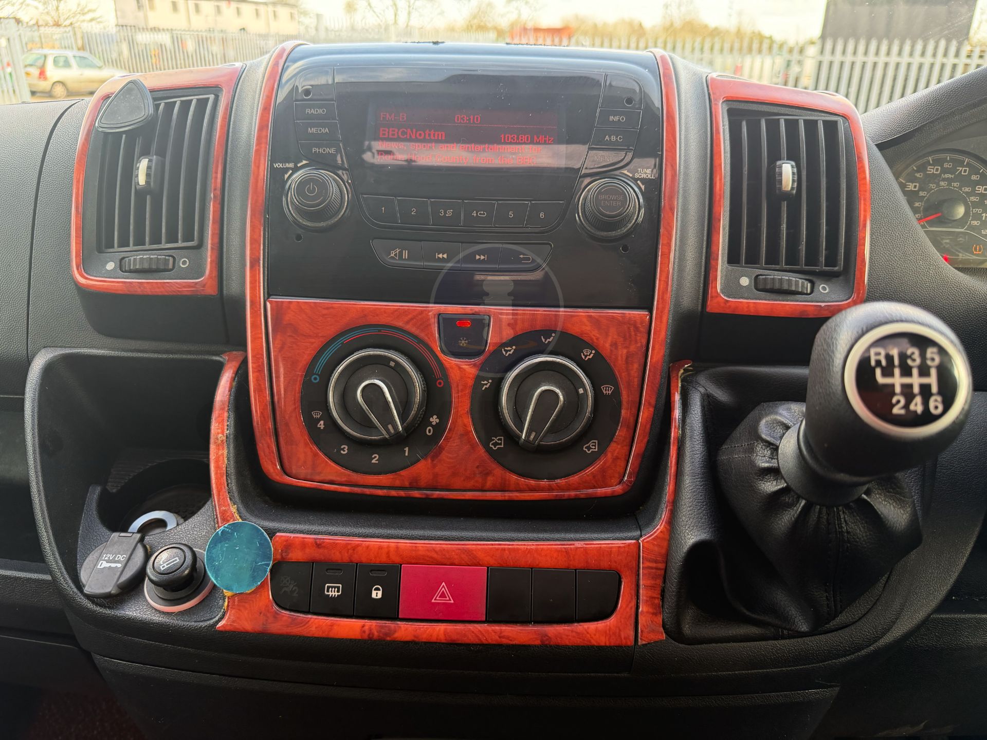 PEUGEOT BOXER *BAILEY APPROACH - AUTOGRAPH 745* LUXURY MOTORHOME (2016 MODEL) *ONLY 28,000 MILES* - Image 40 of 48