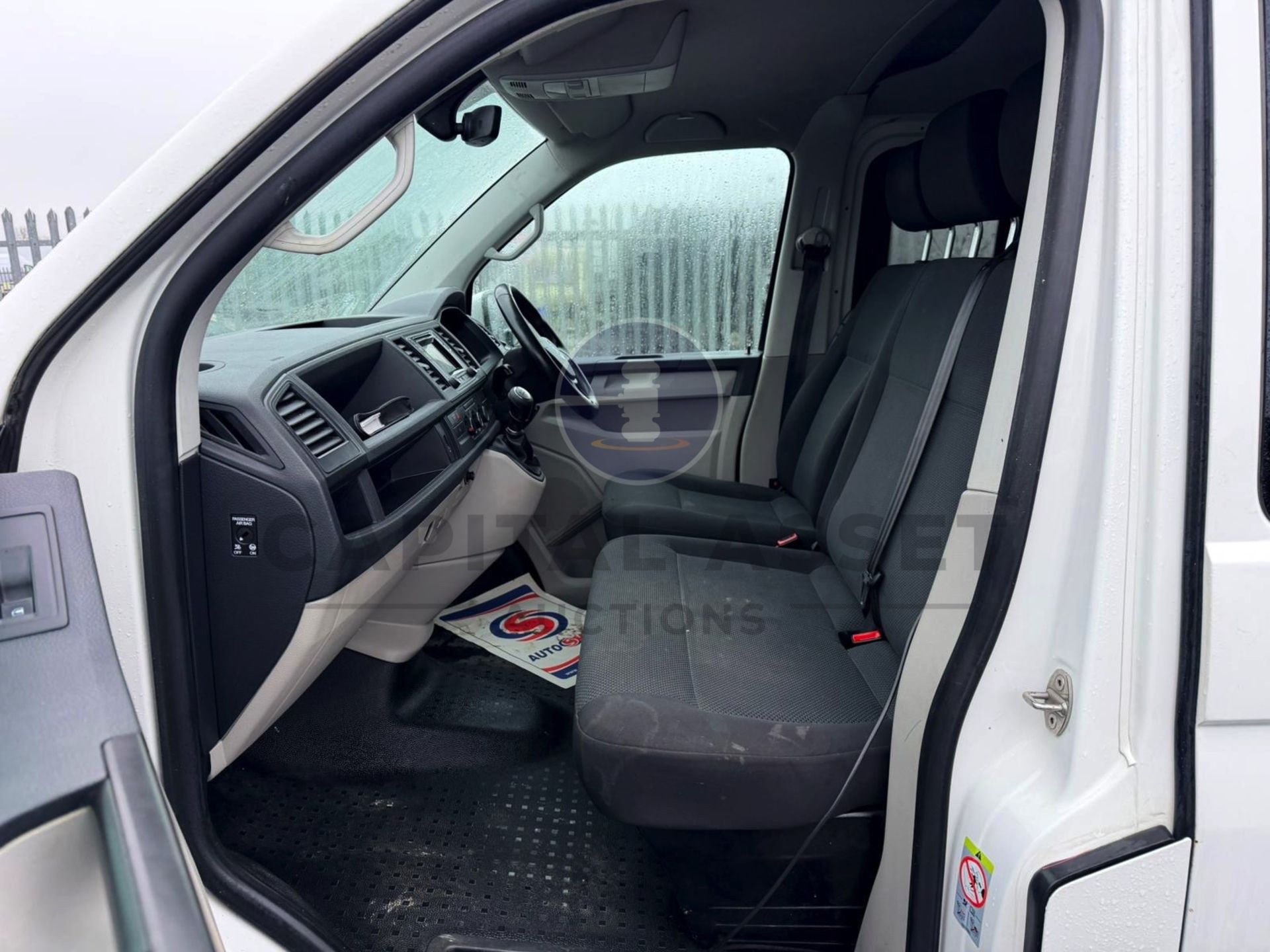 "ON SALE" VOLKSWAGEN TRANSPORTER *HIGHLINE EDITION* 6 SEATER DUALINER / CREW VAN (2017 - EURO 6) - Image 17 of 24