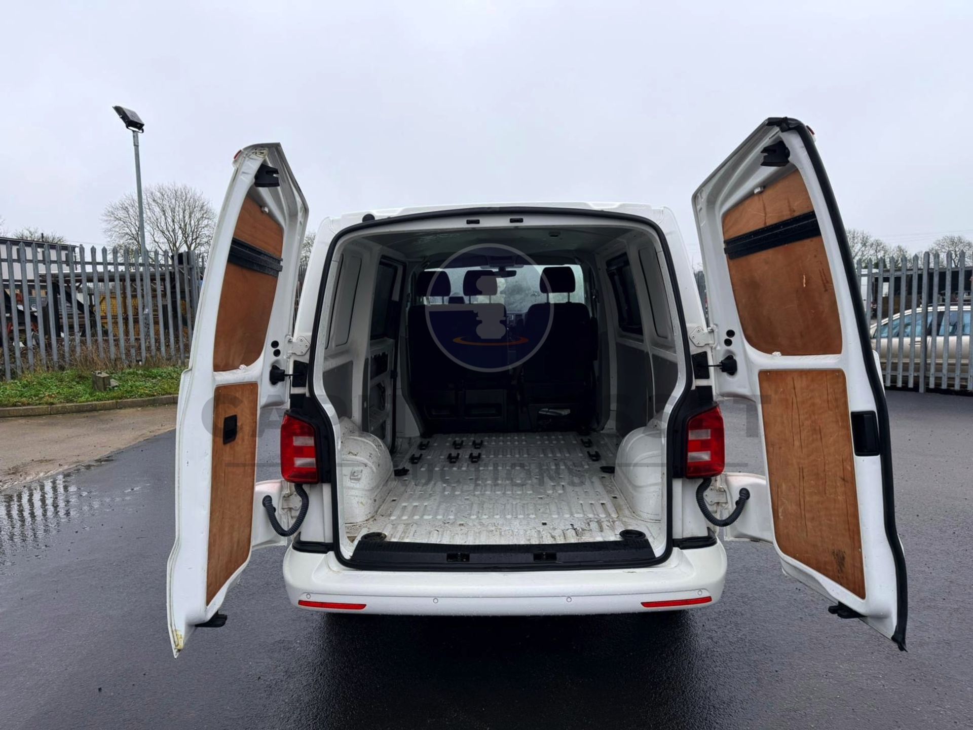 "ON SALE" VOLKSWAGEN TRANSPORTER *HIGHLINE EDITION* 6 SEATER DUALINER / CREW VAN (2017 - EURO 6) - Image 19 of 24
