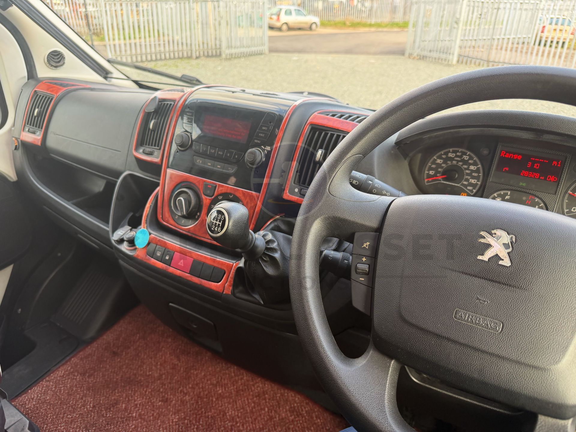 PEUGEOT BOXER *BAILEY APPROACH - AUTOGRAPH 745* LUXURY MOTORHOME (2016 MODEL) *ONLY 28,000 MILES* - Image 38 of 48