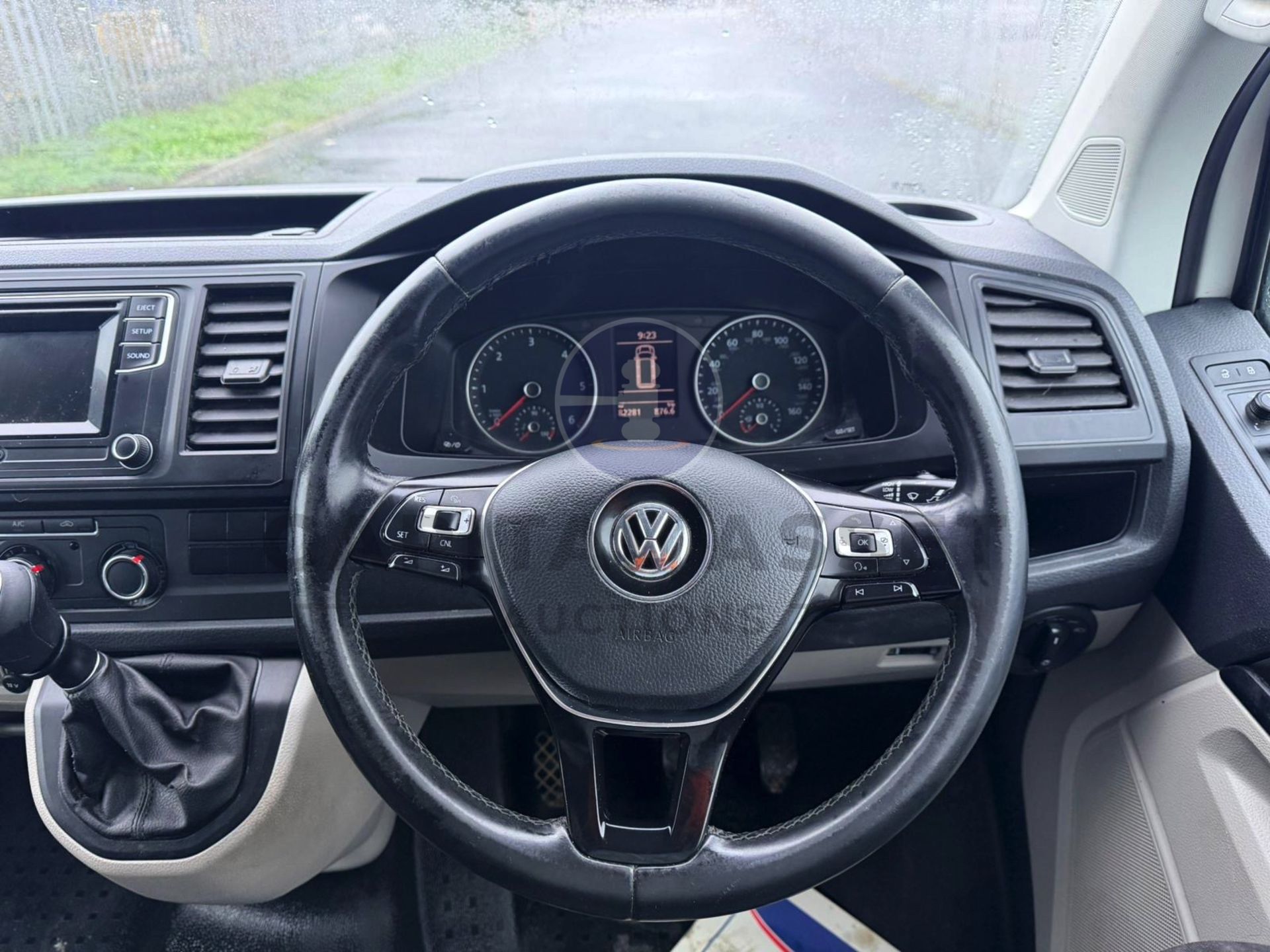"ON SALE" VOLKSWAGEN TRANSPORTER *HIGHLINE EDITION* 6 SEATER DUALINER / CREW VAN (2017 - EURO 6) - Image 22 of 24