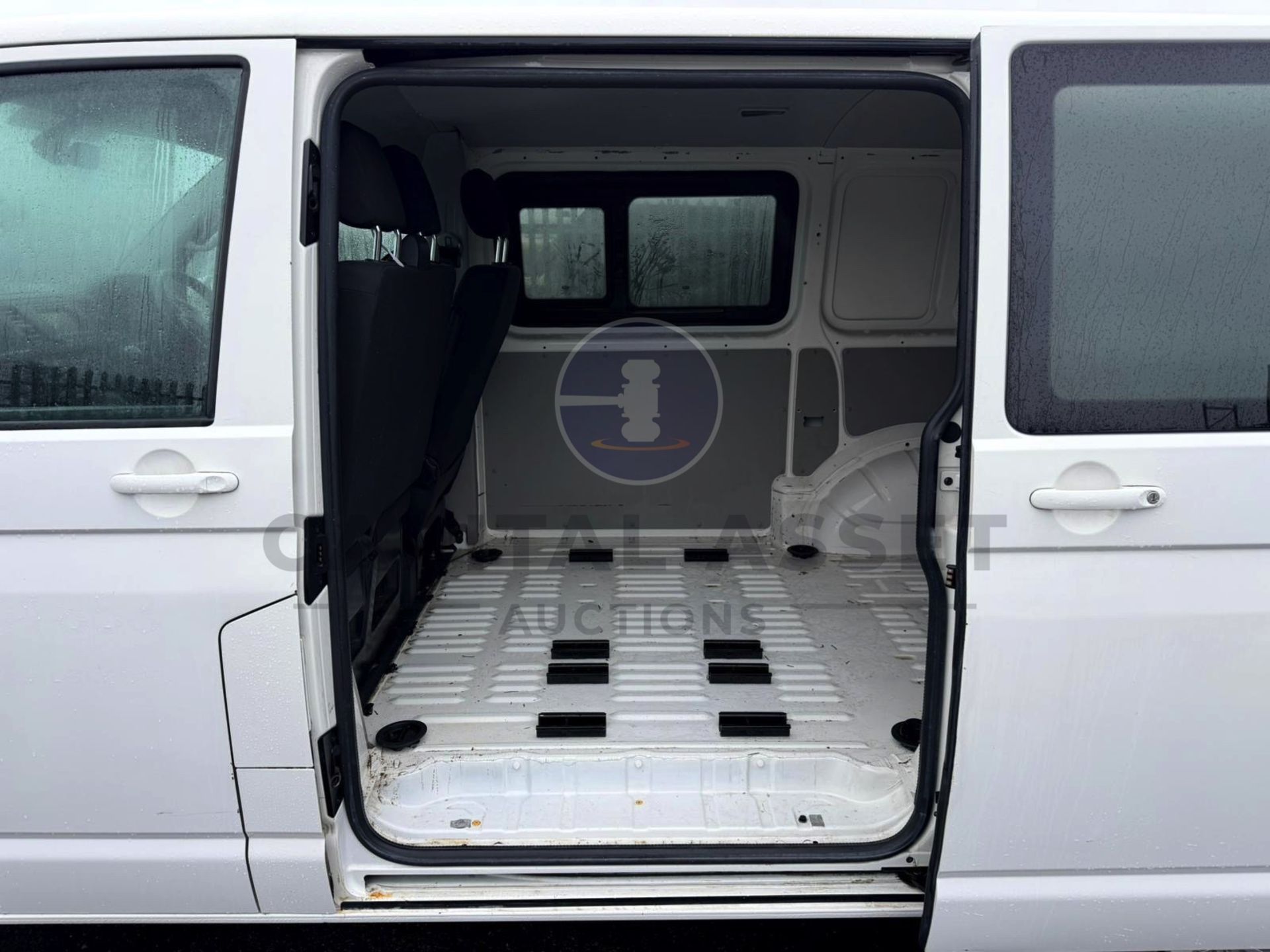 "ON SALE" VOLKSWAGEN TRANSPORTER *HIGHLINE EDITION* 6 SEATER DUALINER / CREW VAN (2017 - EURO 6) - Image 15 of 24