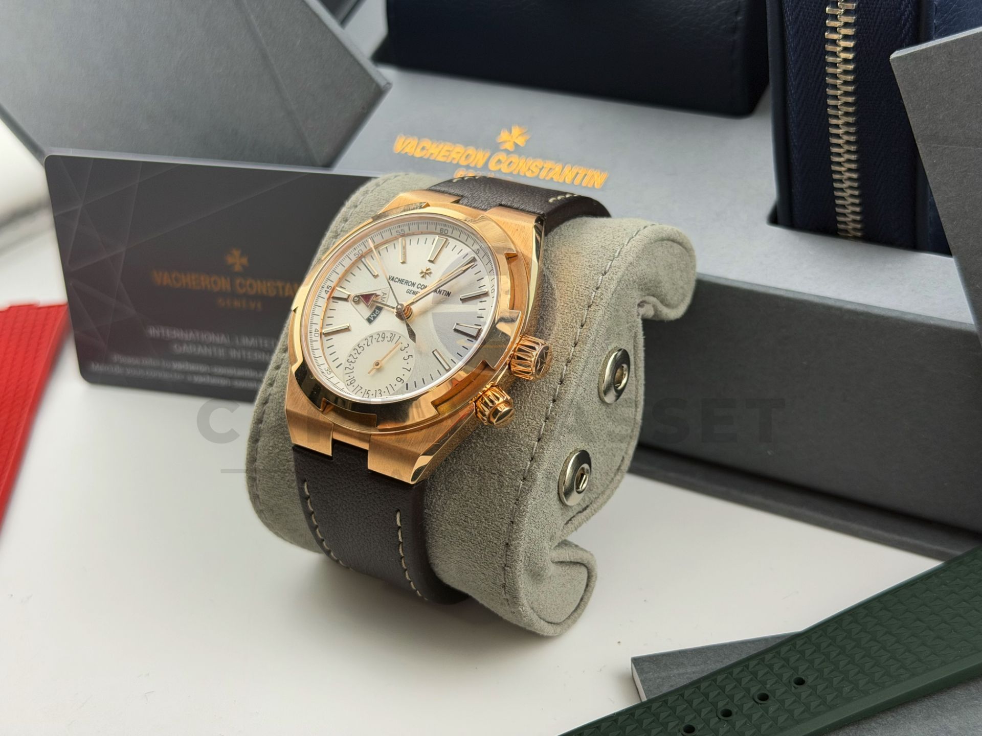 VACHERON CONSTANTIN OVERSEAS DUAL-TIME *18CT PINK GOLD* (2025) 41MM SILVER TONED SUNBURST DIAL - Image 13 of 25