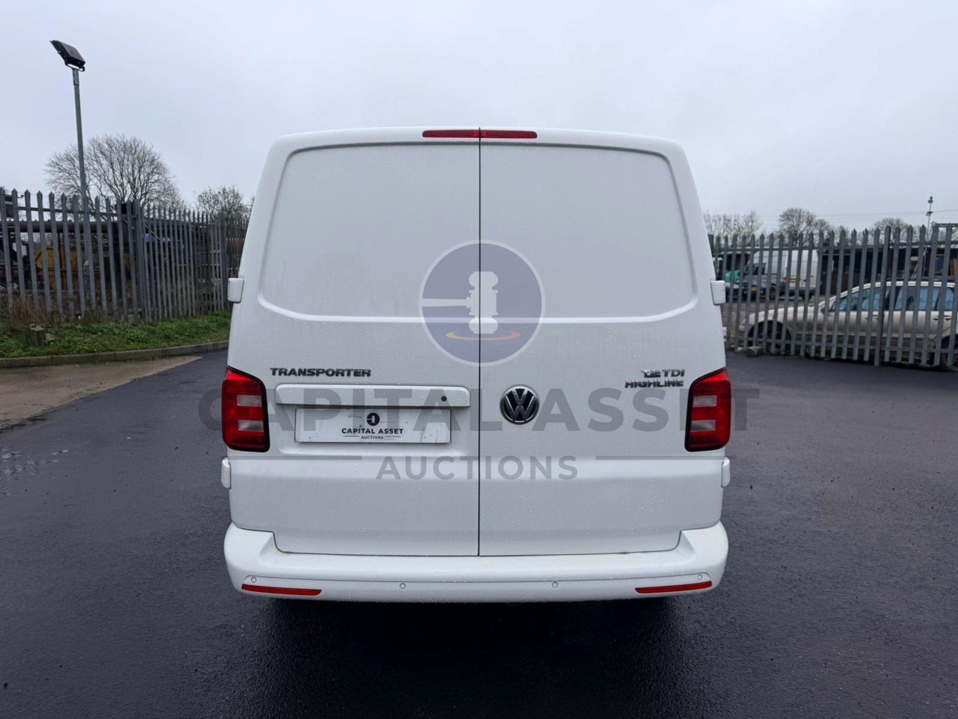"ON SALE" VOLKSWAGEN TRANSPORTER *HIGHLINE EDITION* 6 SEATER DUALINER / CREW VAN (2017 - EURO 6) - Image 4 of 24