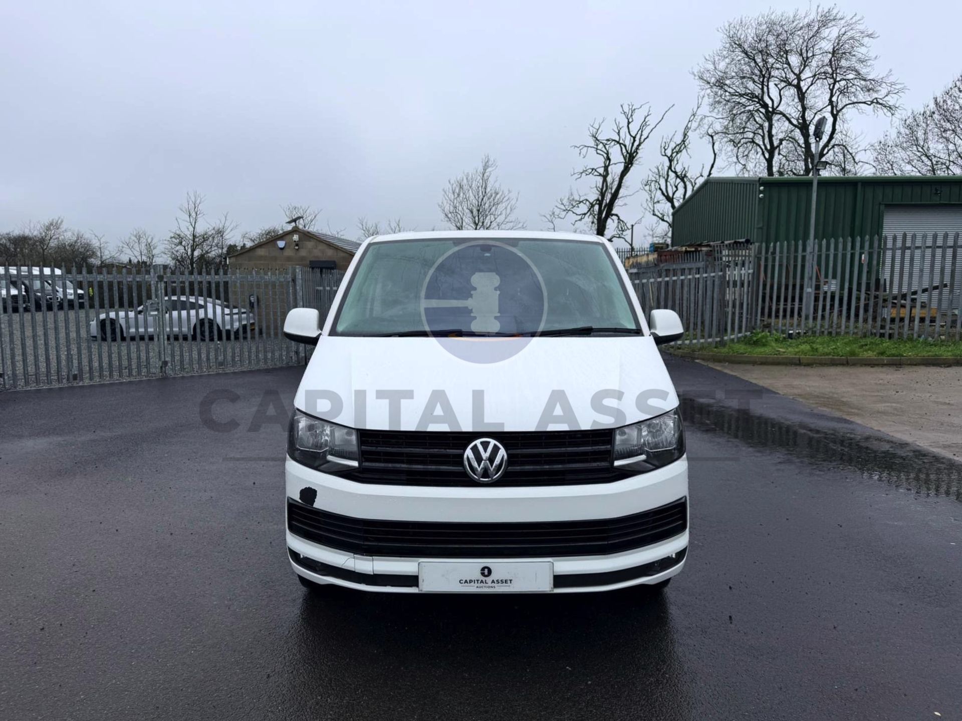 "ON SALE" VOLKSWAGEN TRANSPORTER *HIGHLINE EDITION* 6 SEATER DUALINER / CREW VAN (2017 - EURO 6) - Image 8 of 24