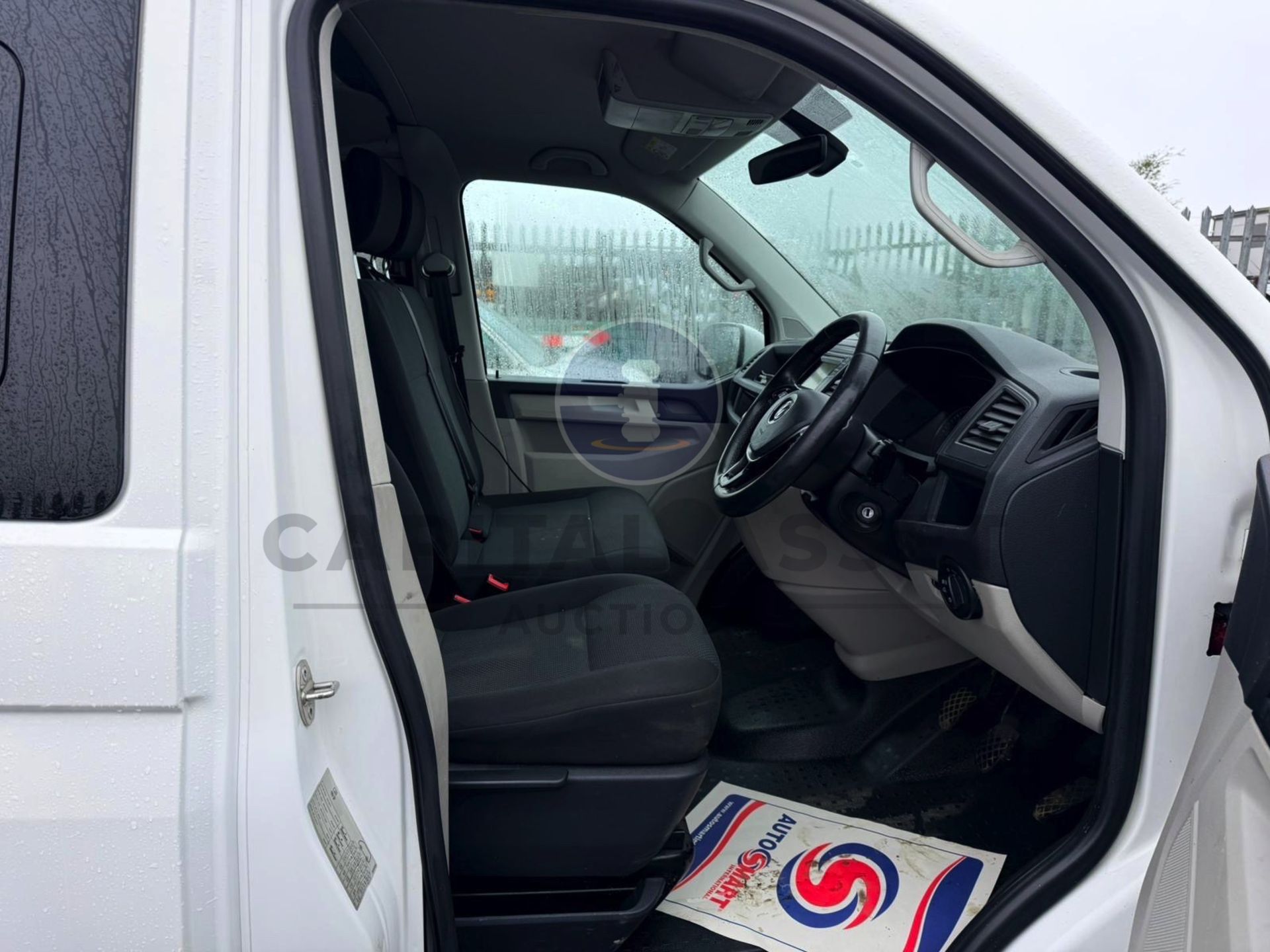 "ON SALE" VOLKSWAGEN TRANSPORTER *HIGHLINE EDITION* 6 SEATER DUALINER / CREW VAN (2017 - EURO 6) - Image 10 of 24