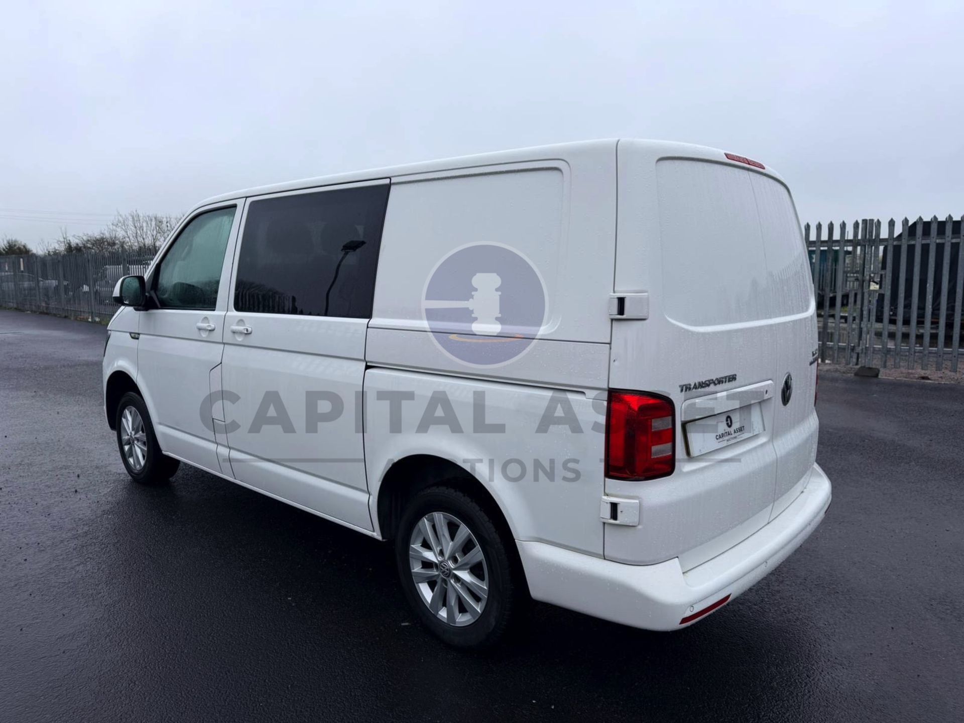 "ON SALE" VOLKSWAGEN TRANSPORTER *HIGHLINE EDITION* 6 SEATER DUALINER / CREW VAN (2017 - EURO 6) - Image 3 of 24