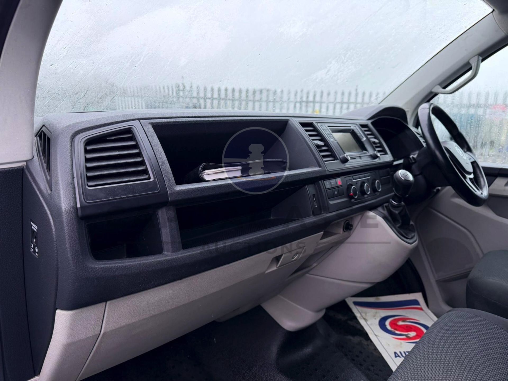 "ON SALE" VOLKSWAGEN TRANSPORTER *HIGHLINE EDITION* 6 SEATER DUALINER / CREW VAN (2017 - EURO 6) - Image 21 of 24