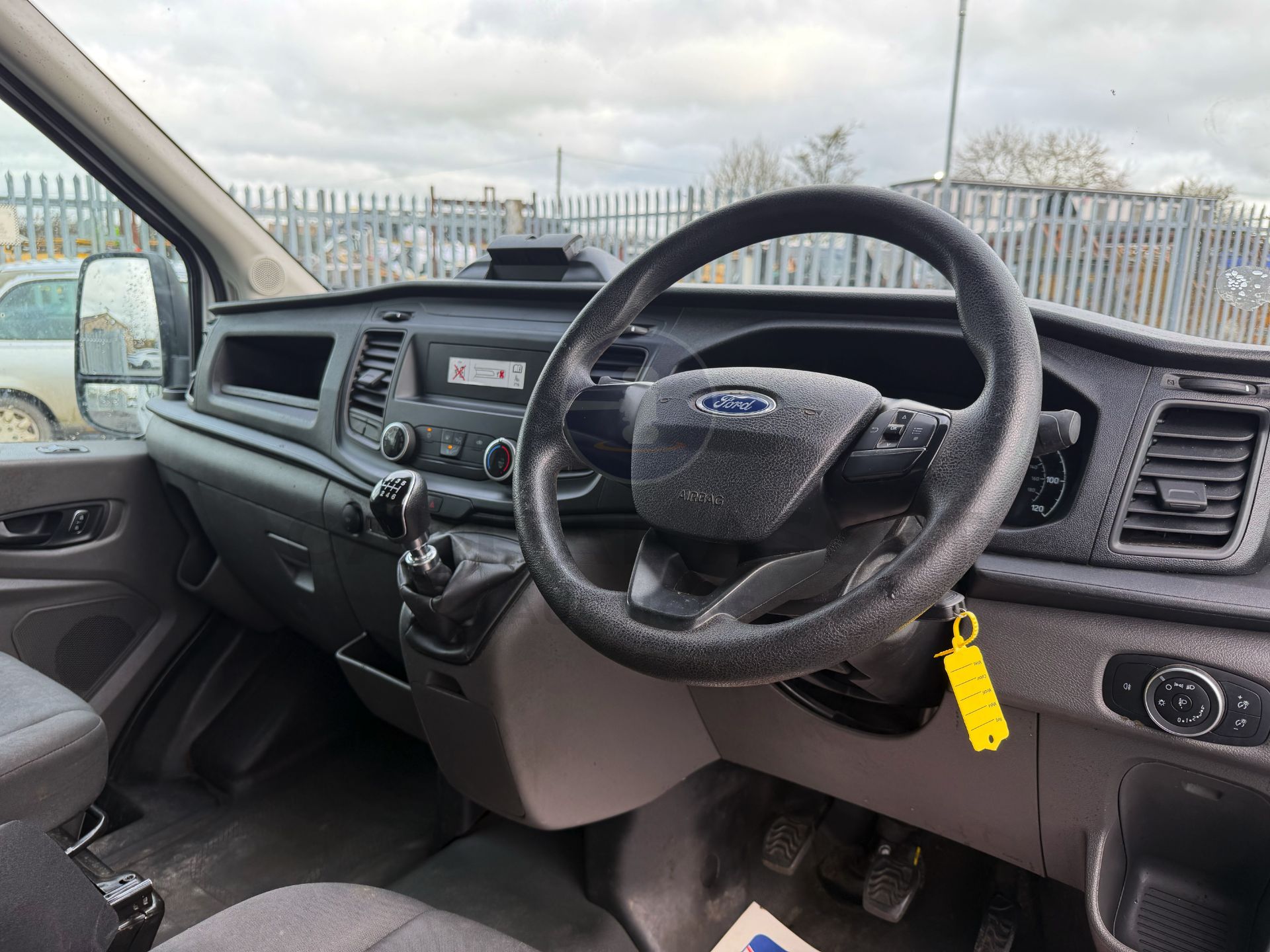 "ON SALE" FORD TRANSIT *LWB - LOW LOADER / LUTON BOX VAN* (2023 - EURO 6) *ONLY 59K MILES* - Image 28 of 34