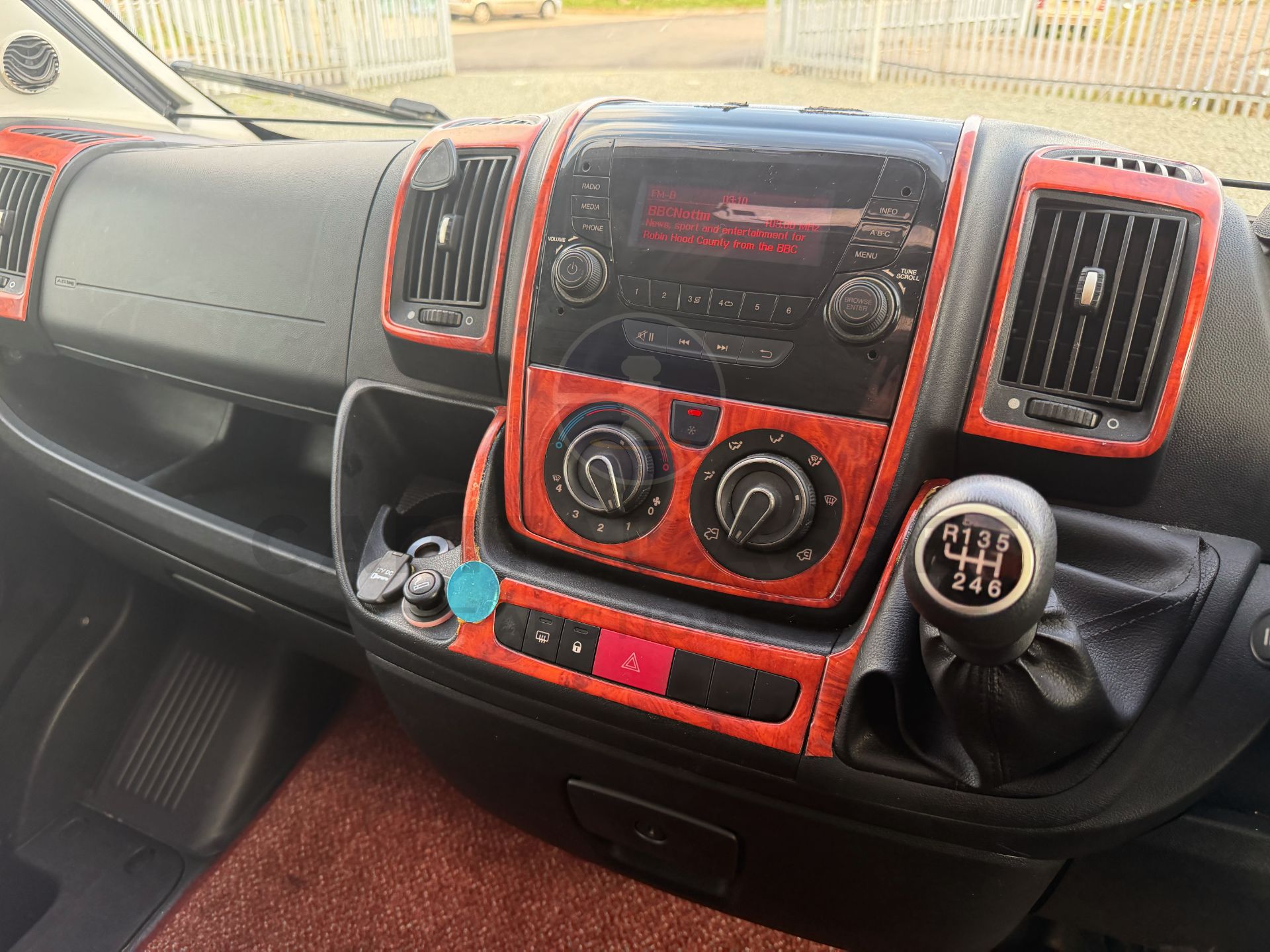 PEUGEOT BOXER *BAILEY APPROACH - AUTOGRAPH 745* LUXURY MOTORHOME (2016 MODEL) *ONLY 28,000 MILES* - Image 39 of 48