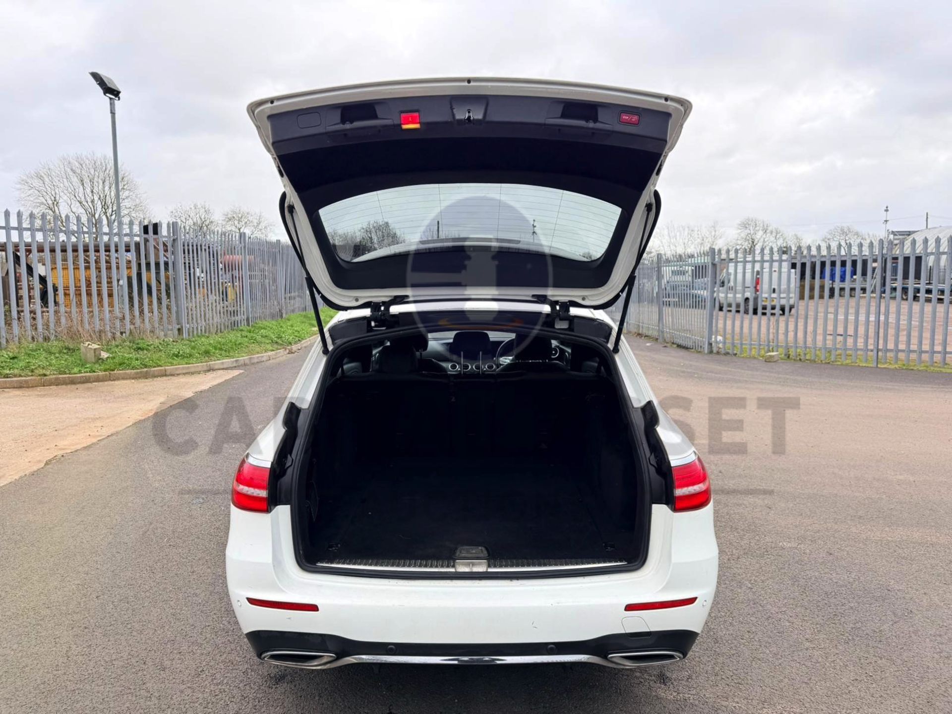 MERCEDES E220d "AMG-LINE" 2.0d 9-G TRONIC AUTO ESTATE (2020 MODEL) LEATHER - SAT NAV - REAR CAMERA - Image 25 of 25