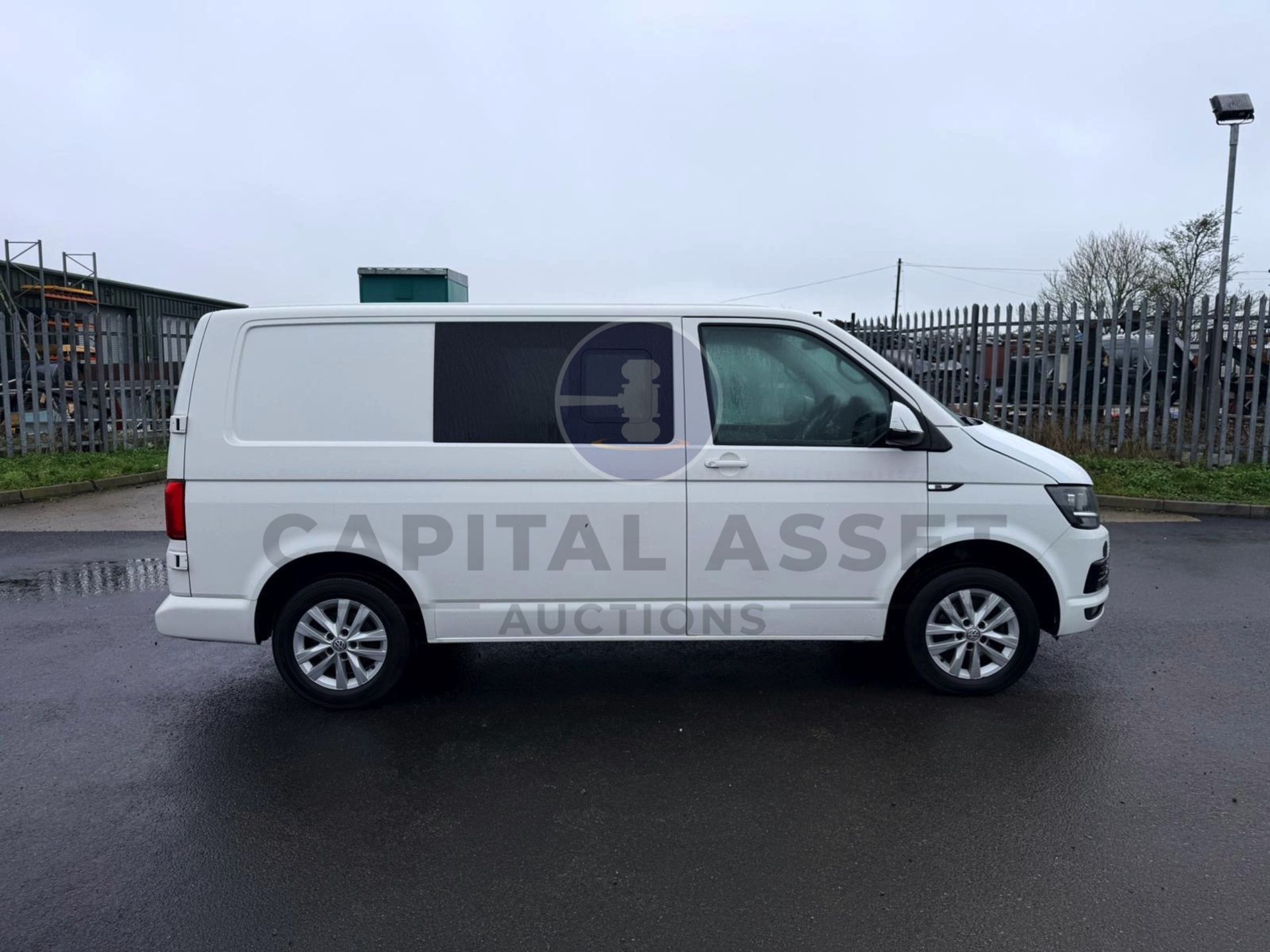 "ON SALE" VOLKSWAGEN TRANSPORTER *HIGHLINE EDITION* 6 SEATER DUALINER / CREW VAN (2017 - EURO 6) - Image 6 of 24