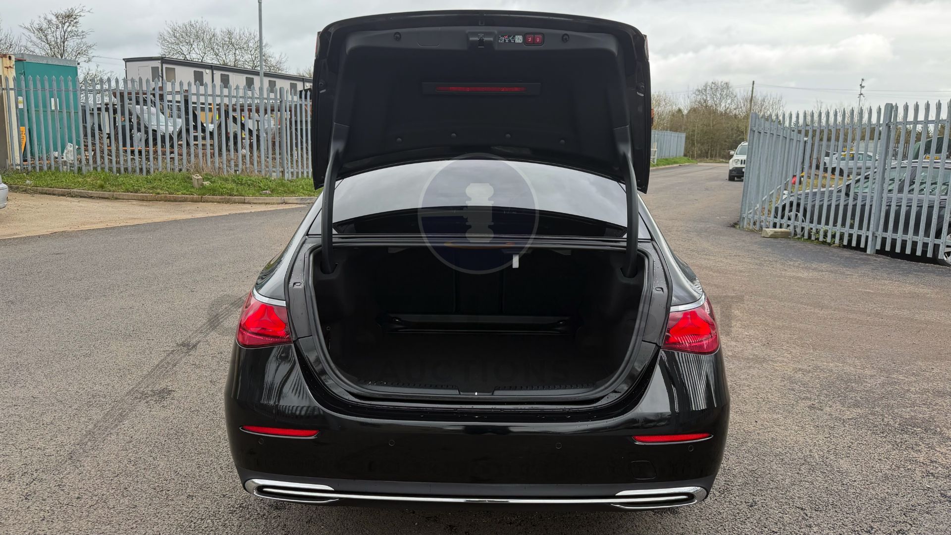 MERCEDES-BENZ E220D "EXCLUSIVE PREMIUM" (2025 MODEL) 9G-AUTO - PAN ROOF - BLACK - MEGA SPEC!!! - Image 28 of 57