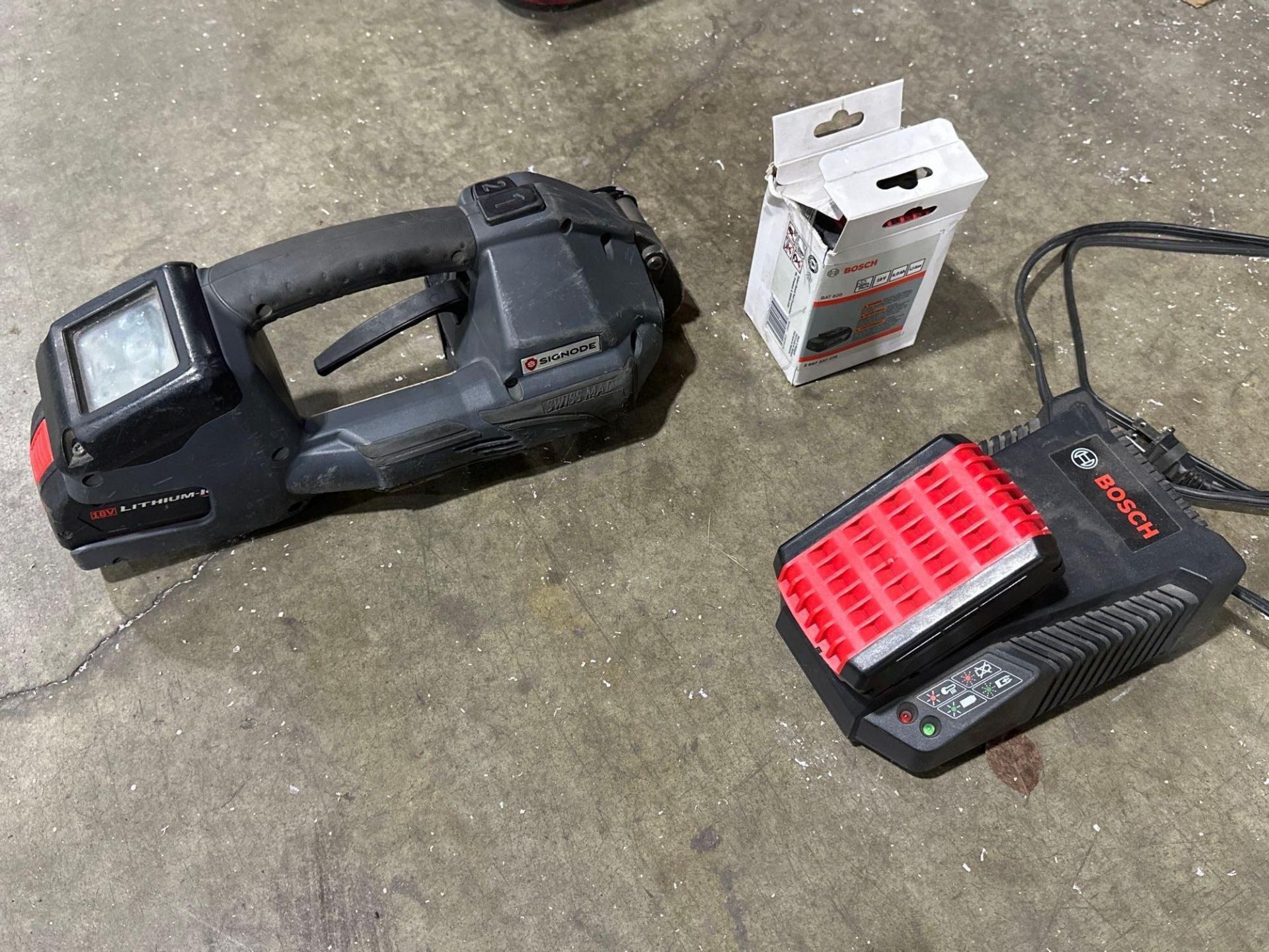 Signode BXT3-19 strapping/packing machine, with battery charger and ...