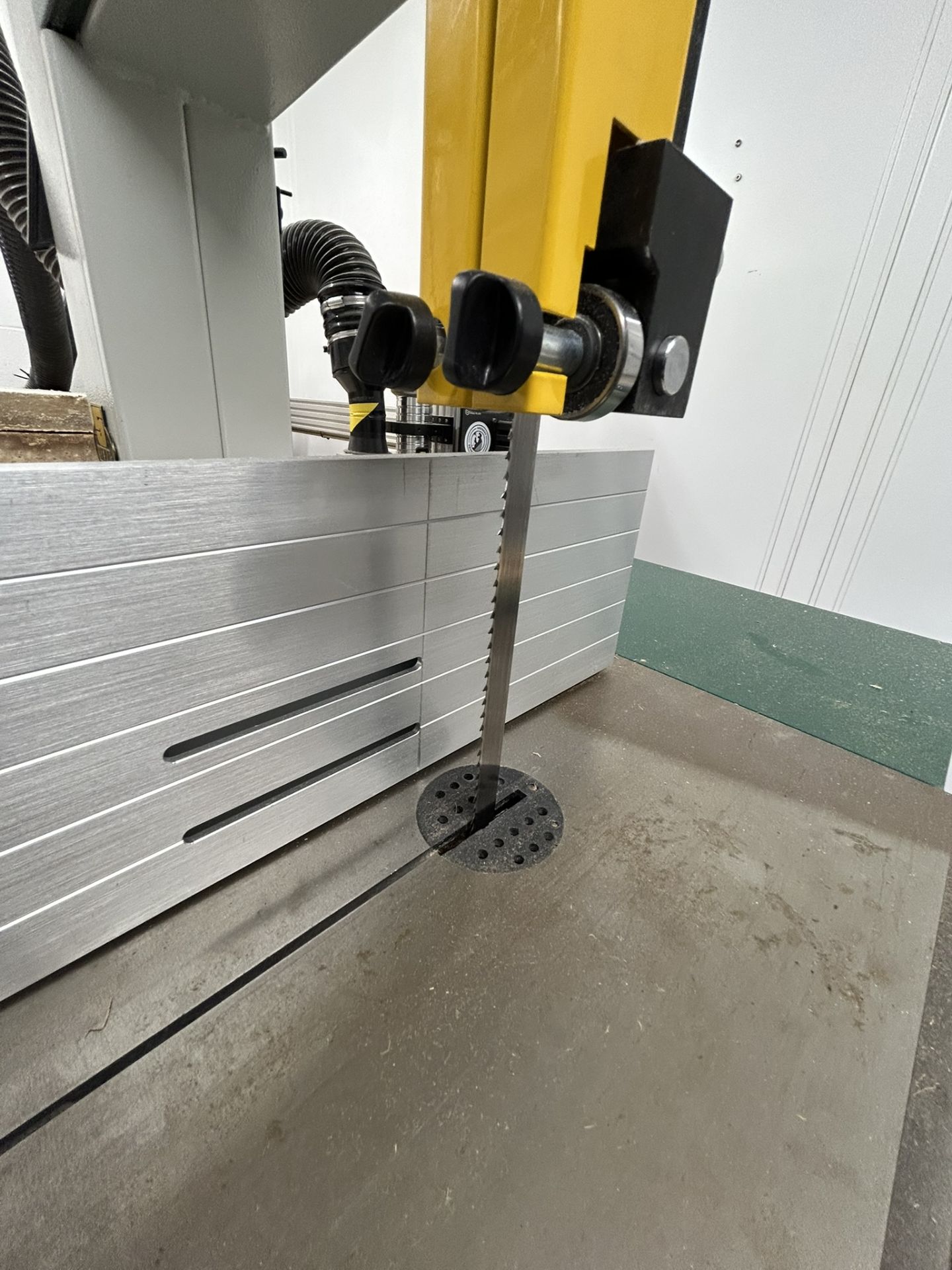 Record Power Sabre-350 14" Bandsaw with Dust Extractor - Image 3 of 11