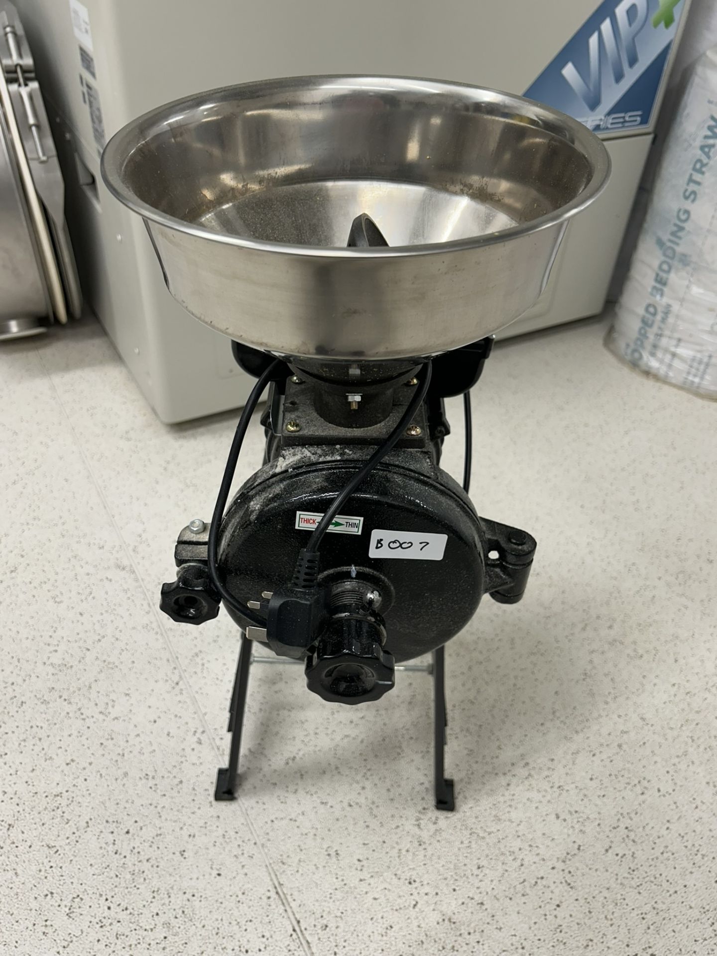 Electric Stainless Steel Grinder / Mill with Hopper (220V, 2.2kW)
